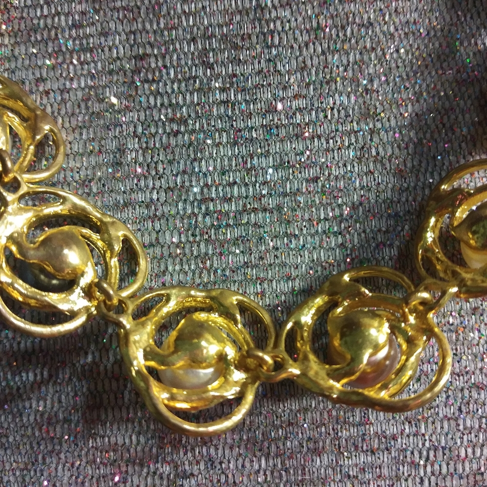 Tri colour gold tone and faux Pearl necklace. - Picture 6 of 6